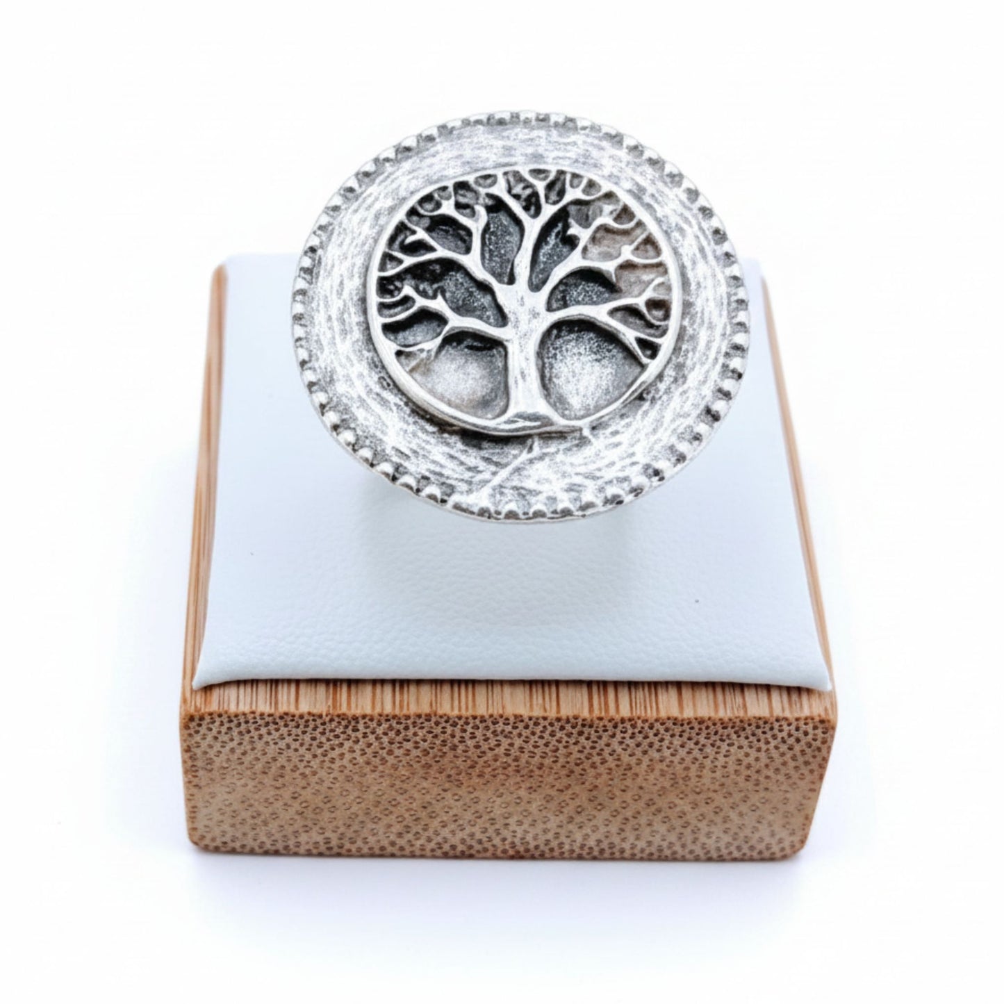  Anillo Zamak árbol de la vida calado con borde de puntos sobre expositor de madera, Joyería Osnor Zamak