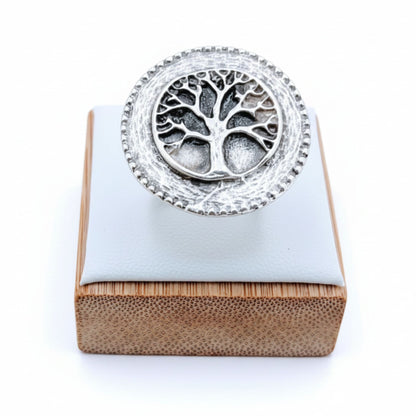  Anillo Zamak árbol de la vida calado con borde de puntos sobre expositor de madera, Joyería Osnor Zamak