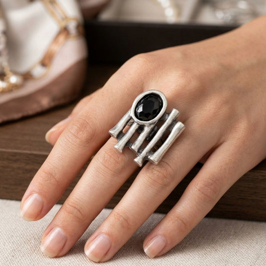 Modelo luciendo anillo Zamak con circonita gris oscuro oval con varillas ajustable, diseño avant-garde exclusivo, Joyería Osnor Zamak