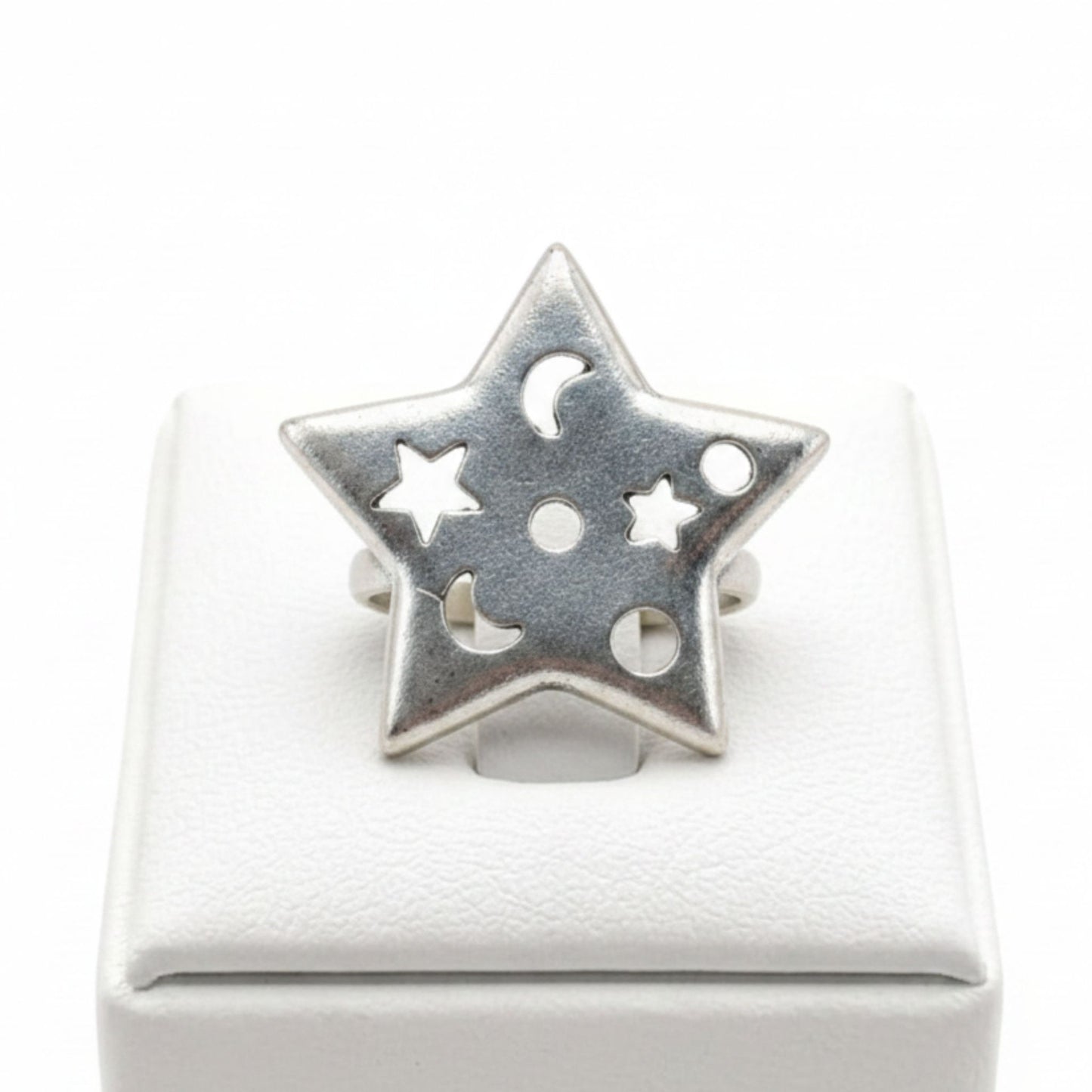 Anillo Zamak mujer estrella de 6 puntas con diseño calado luna y estrella, acabado plateado brillante, Joyería Osnor Zamak