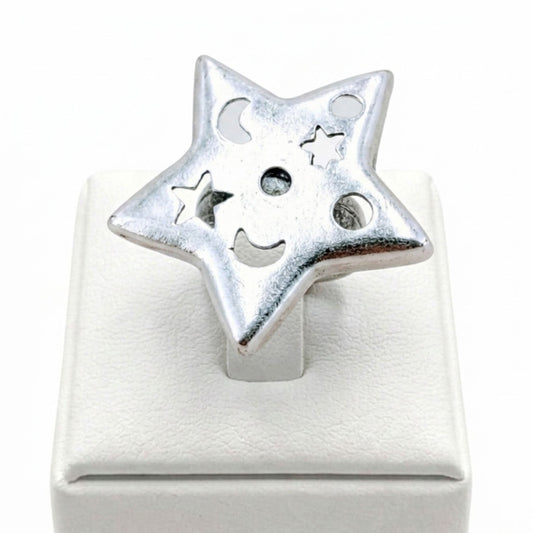 Anillo Zamak mujer estrella plateado con calados de luna y círculos sobre expositor de madera, Joyería Osnor Zamak