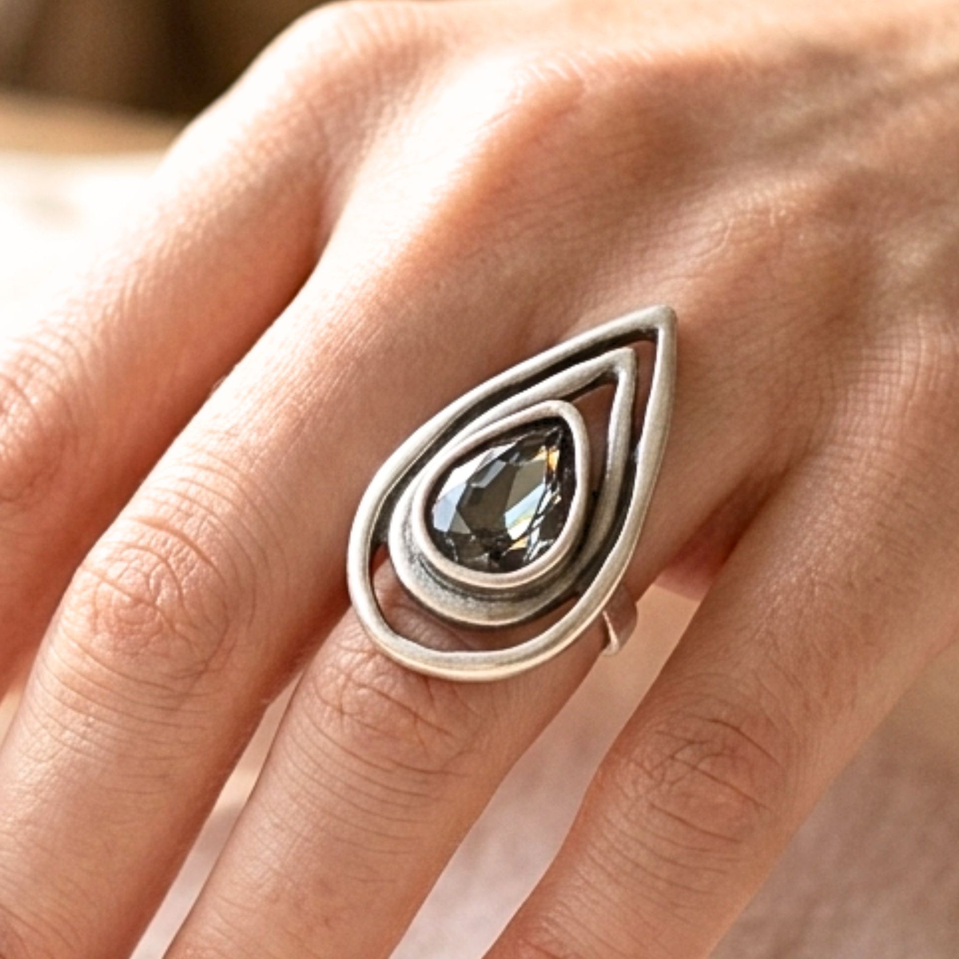 Chica luciendo anillo de zamak mujer diseño joyería osnor moda 
