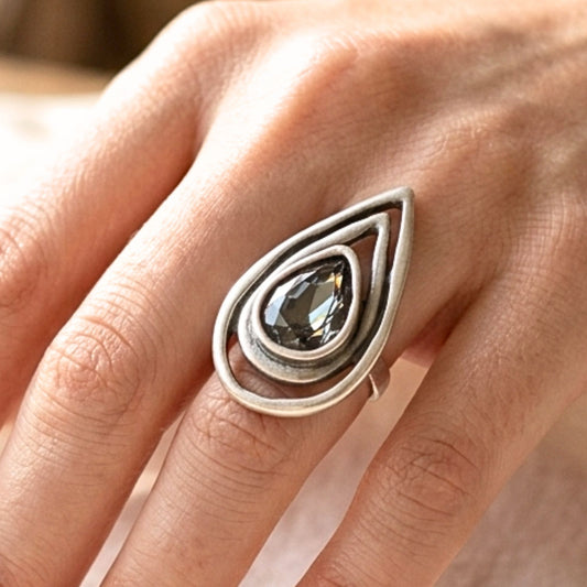 Chica luciendo anillo de zamak mujer diseño joyería osnor moda 