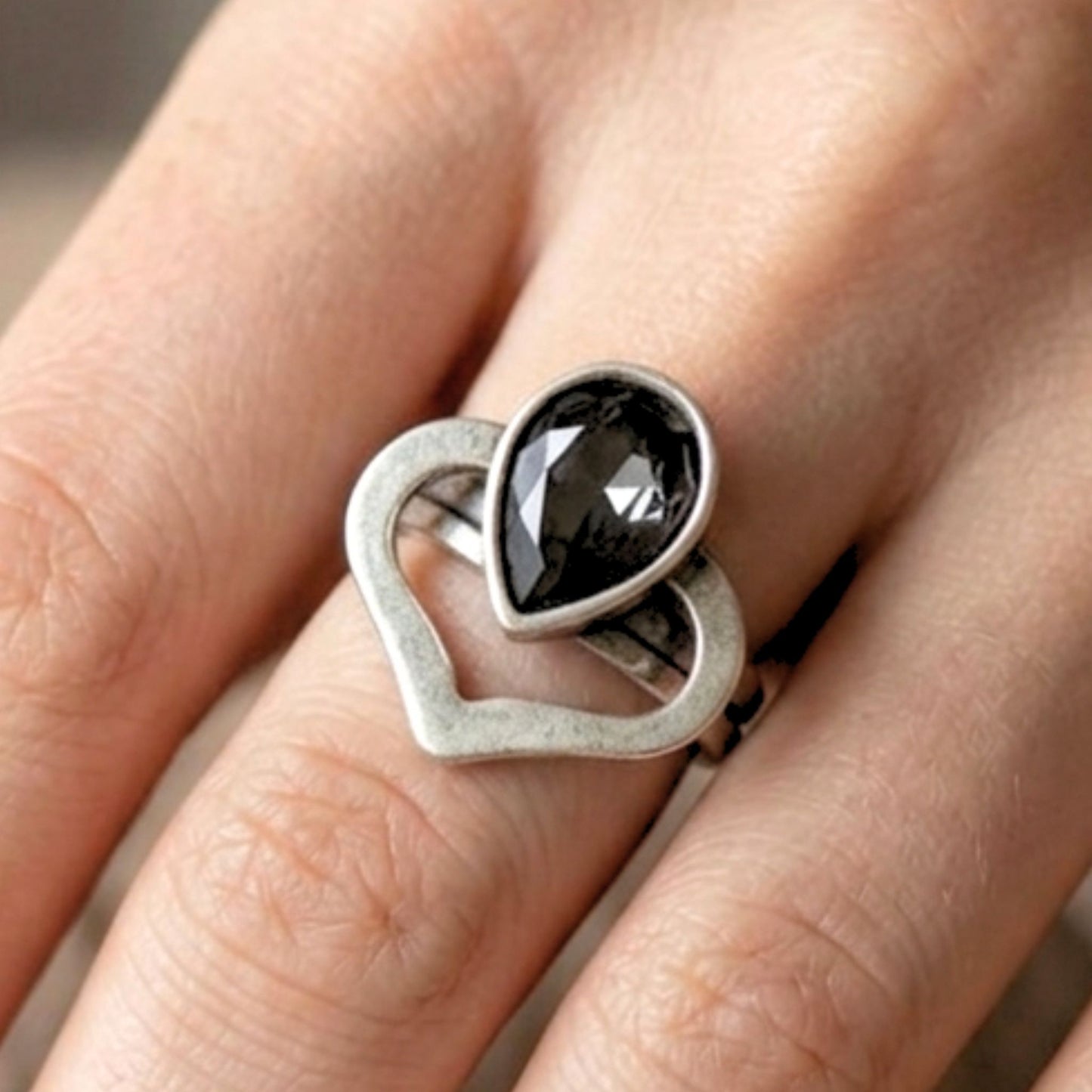 Chica luciendo anillo de zamak mujer volumen diseño joyería osnor 