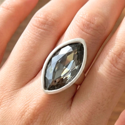 Chica luciendo anillo de zamak mujer volumen diseño joyería osnor moda moderno 