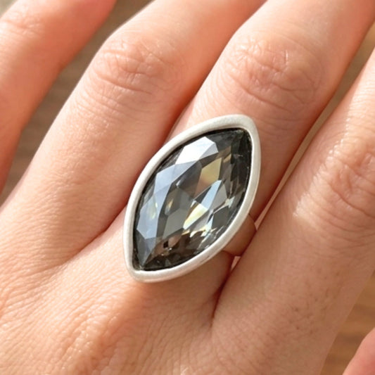 Chica luciendo anillo de zamak mujer volumen diseño joyería osnor moda moderno 