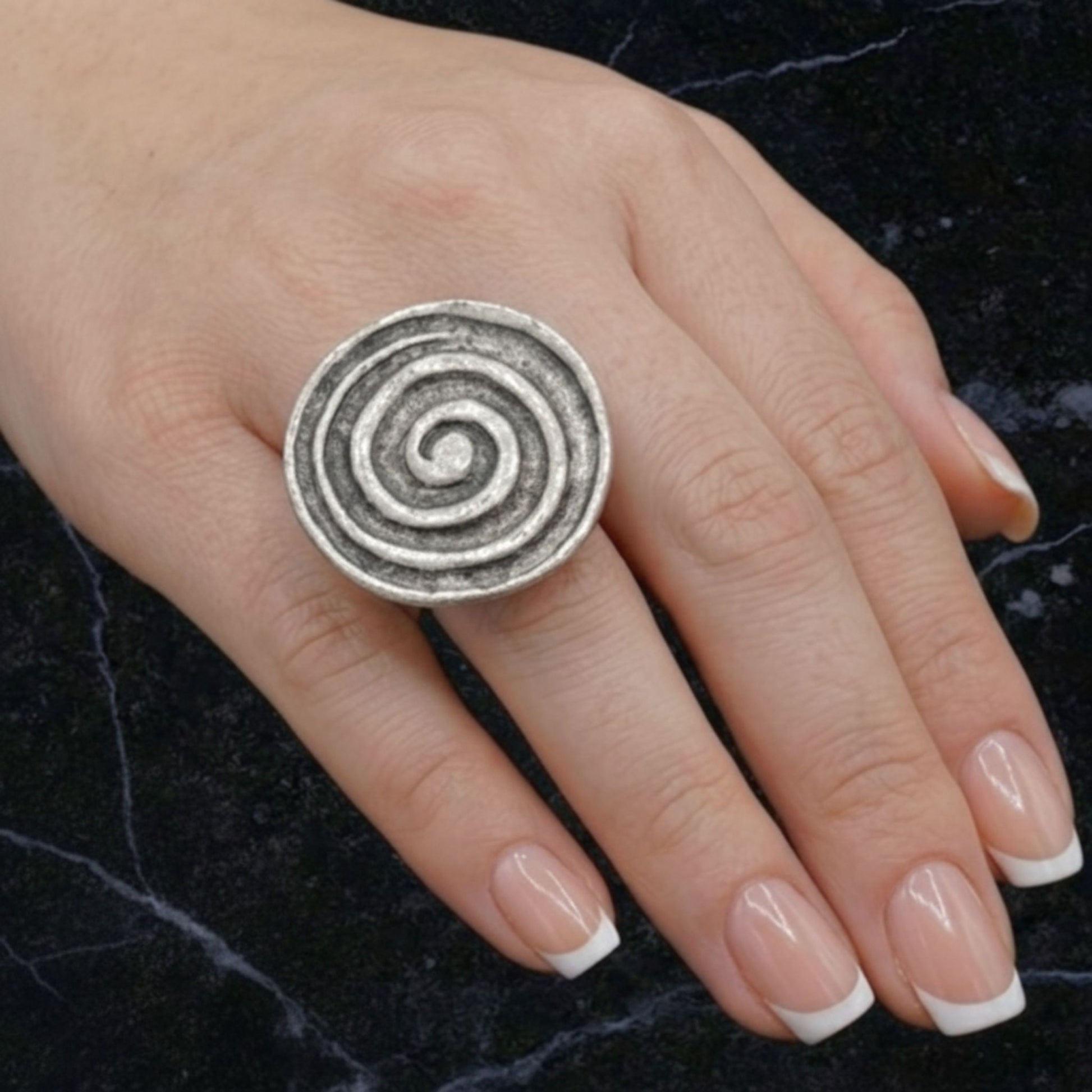 mano de chica luciendo anillo sortija de zamak diseño exclusivo joyeria osnor