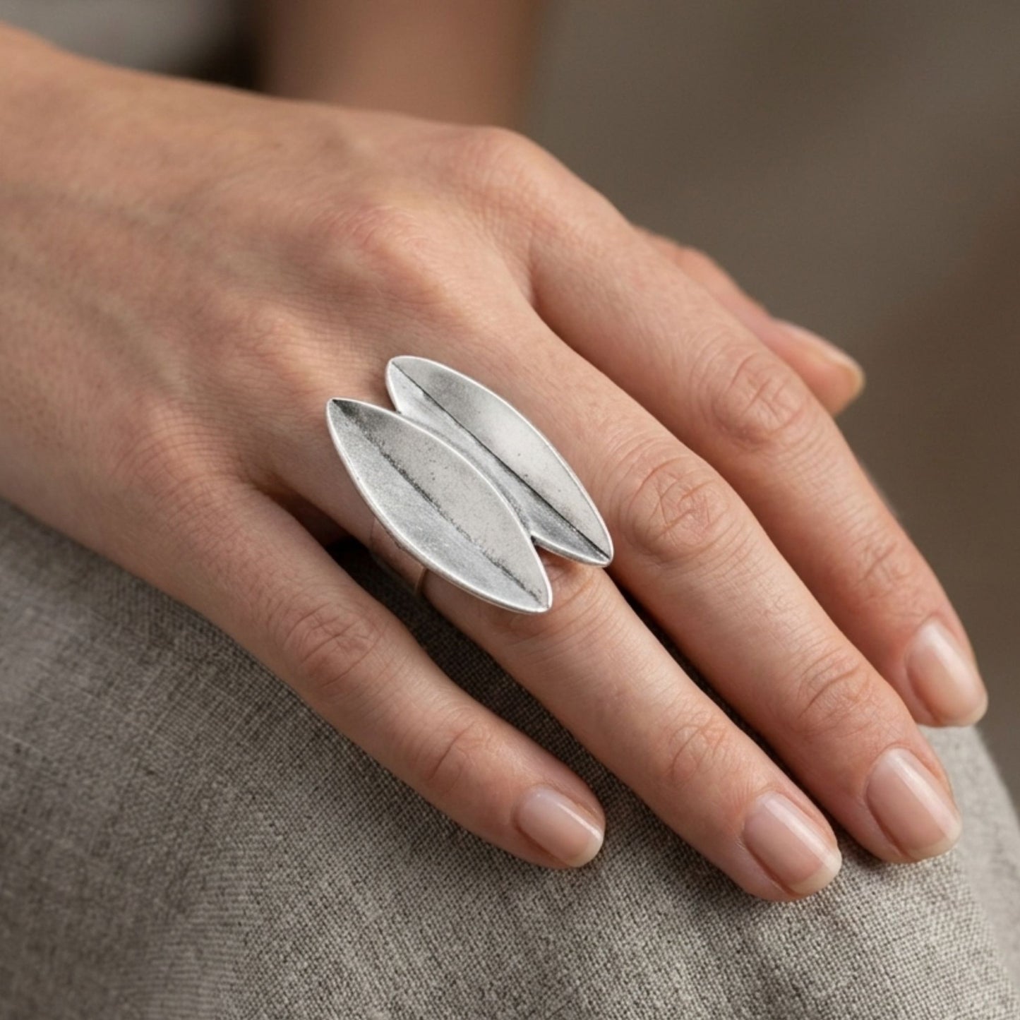 Mujer Luciendo Anillo Zamak Doble Hoja Oval Lisa Diseño Natural Exclusivo Ajustable Joyeria Osnor