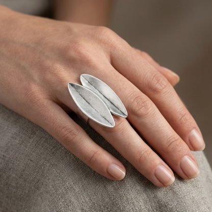 Mujer Luciendo Anillo Zamak Doble Hoja Oval Lisa Diseño Natural Exclusivo Ajustable Joyeria Osnor