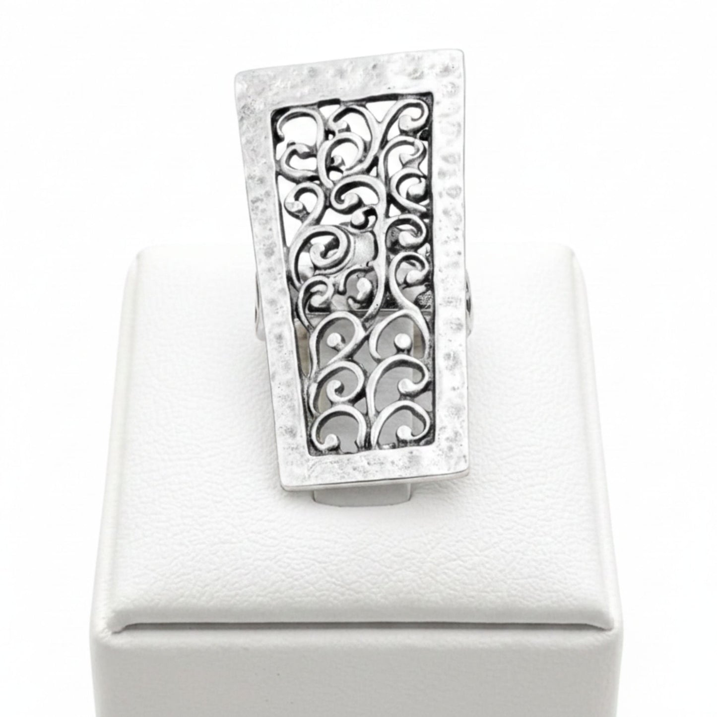 Anillo Zamak mujer rectangular con filigrana de espirales caladas y borde martillado plateado, Joyería Osnor Zamak