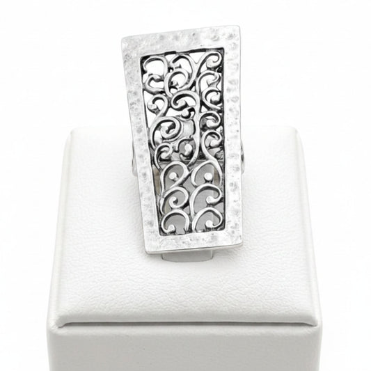 Anillo Zamak mujer rectangular con filigrana de espirales caladas y borde martillado plateado, Joyería Osnor Zamak
