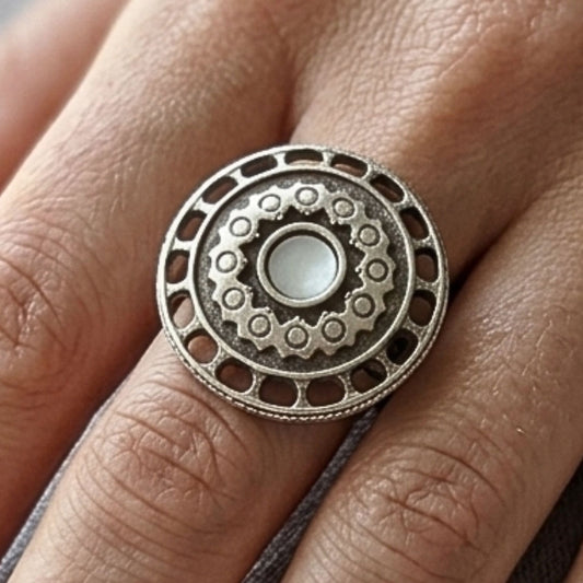 Chica luciendo anillo de zamak mujer volumen diseño joyería osnor moda 