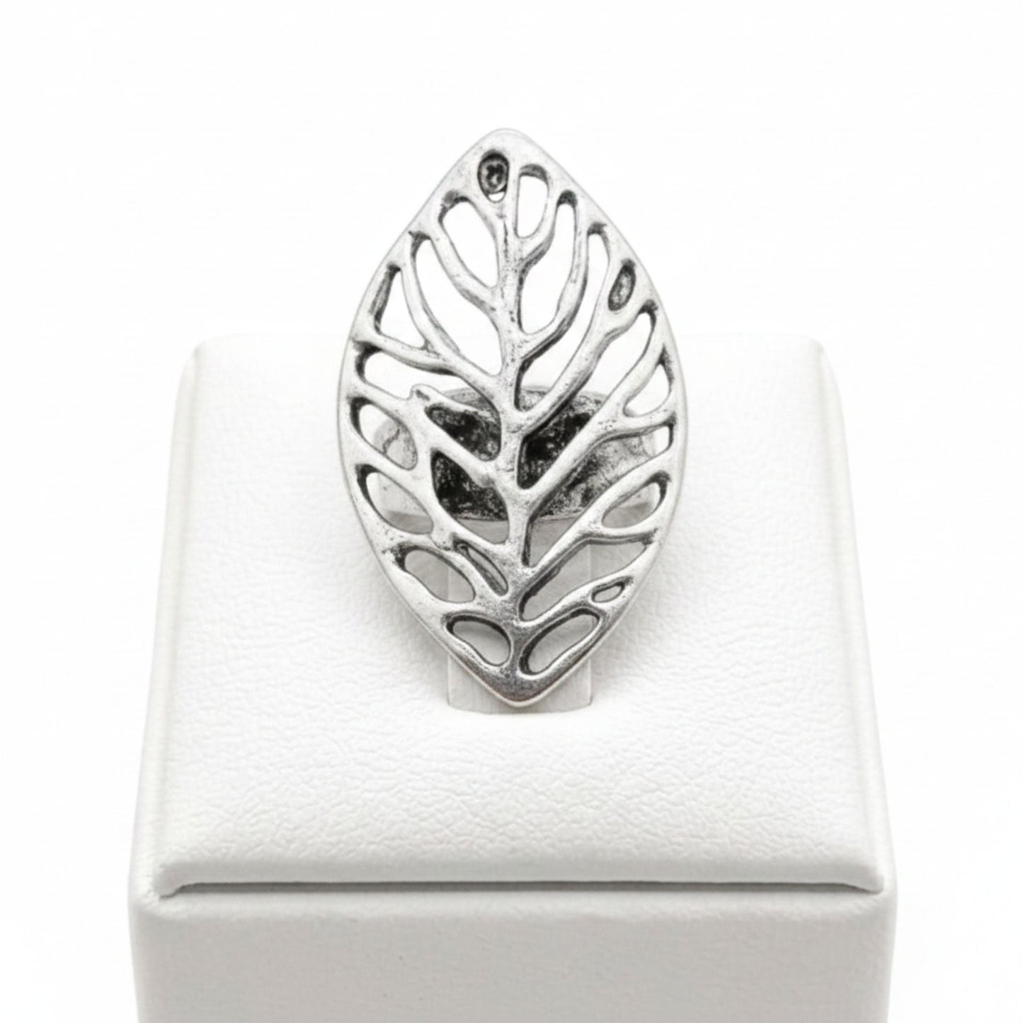 Anillo Zamak mujer hoja calada plateada con nervios naturales sobre, Joyería Osnor Zamak
