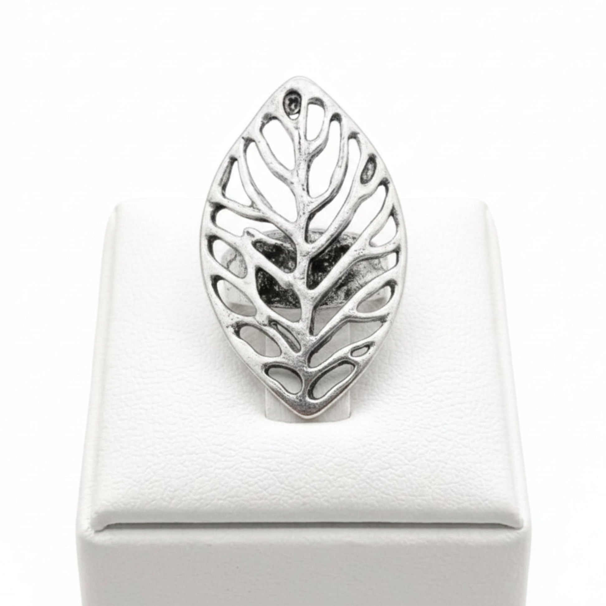 Anillo Zamak mujer hoja calada plateada con nervios naturales sobre, Joyería Osnor Zamak