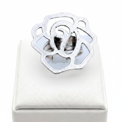 Anillo sortija Zamak rosa calada en filigrana en espiral sobre expositor de madera, Joyería Osnor Zamak