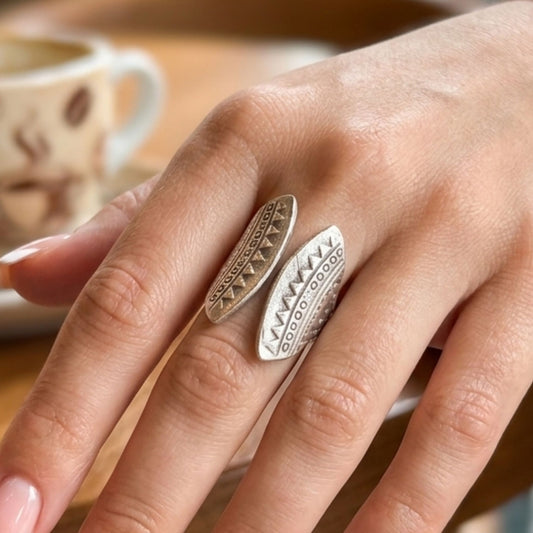 mano chica luciendo anillo diseño exclusivo joyeria osnor zamak