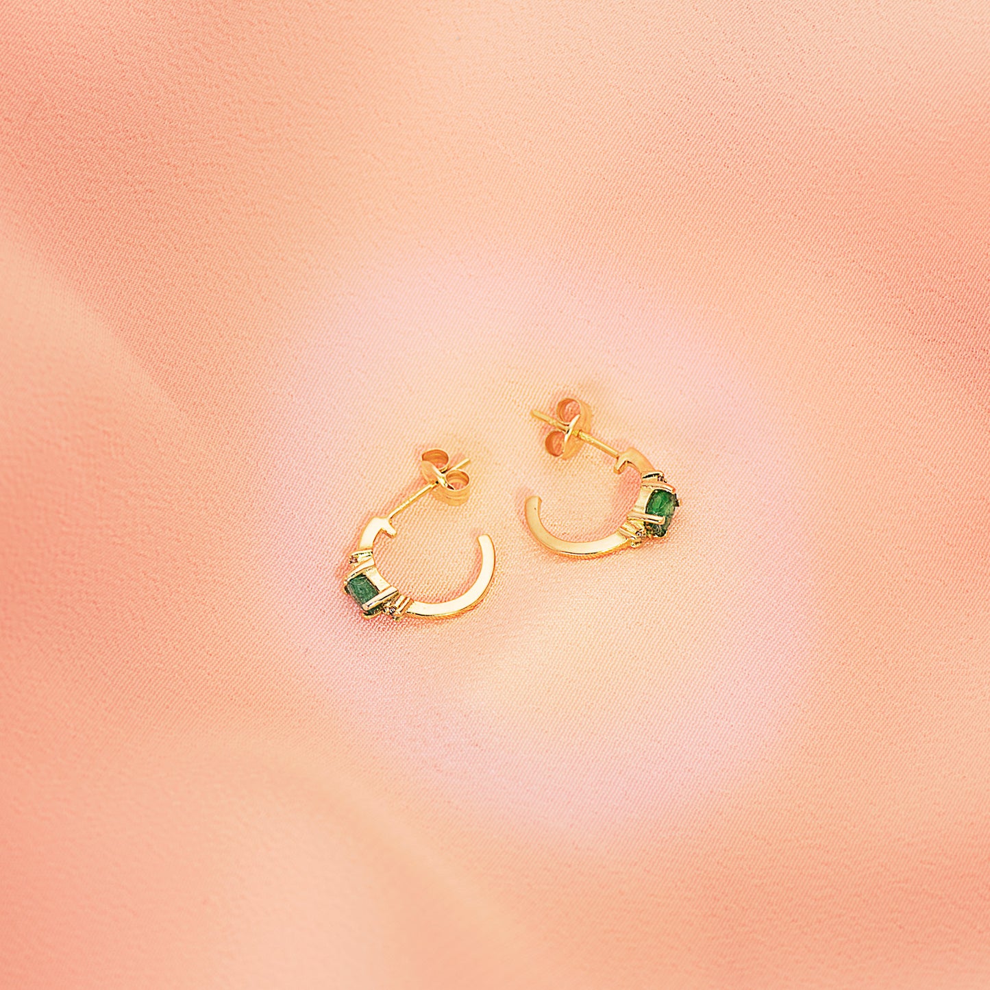 18K PENDIENTES ORO AMARILLO MEDIO ARO LISO CON ESMERALDAS 12X3 MM CIERRE PRESION.