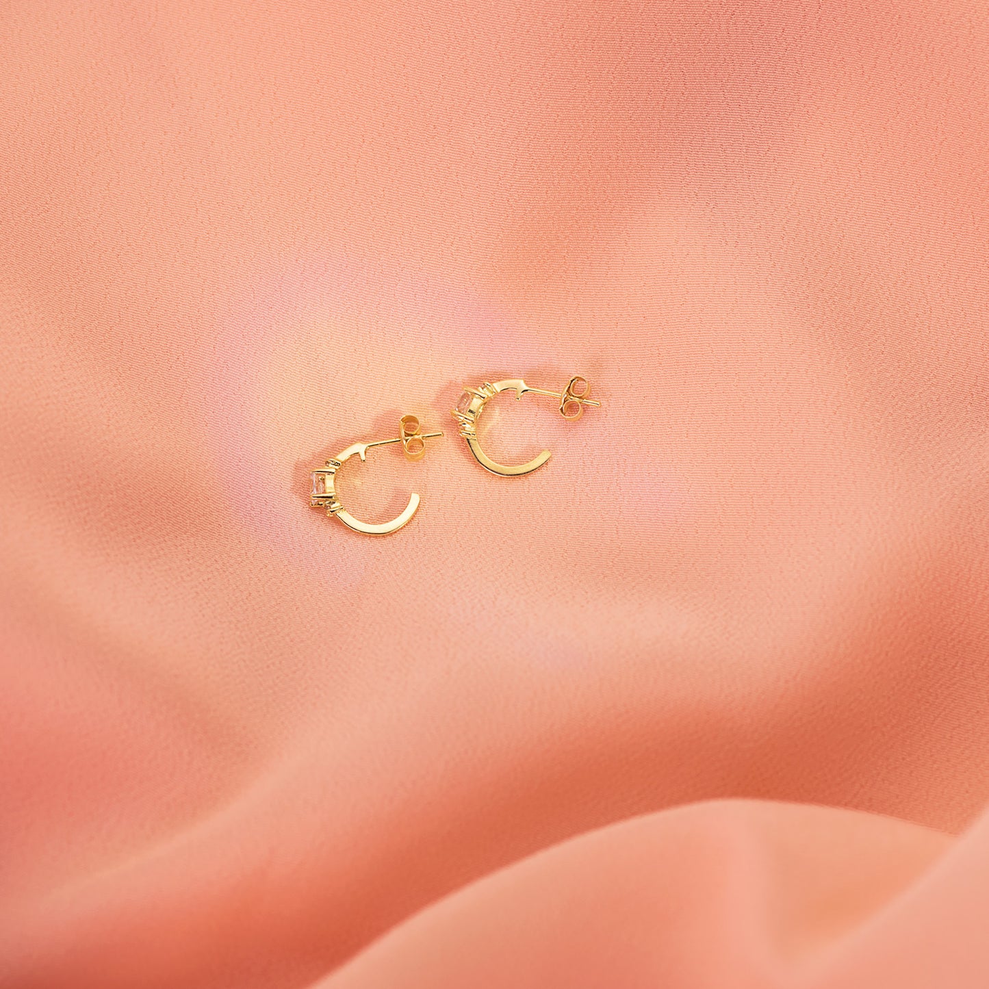 18K PENDIENTES ORO AMARILLO MEDIO ARO LISO CON CIRCONITA 12X3 MM CIERRE PRESION.