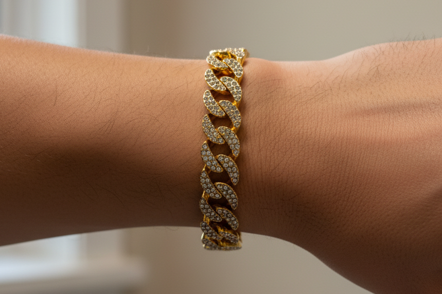 Brazalete cubano en muñeca de chico