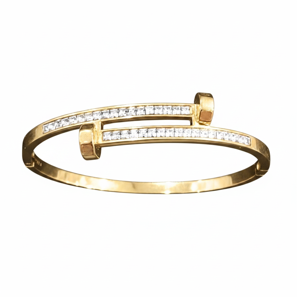 Brazalete dorado con cristales sobre fondo blanco