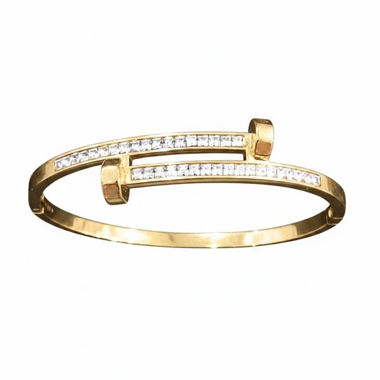 Brazalete dorado con cristales sobre fondo blanco