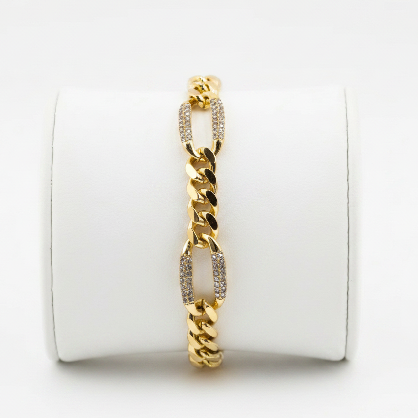 Brazalete dorado de frente sobre expositor blanco