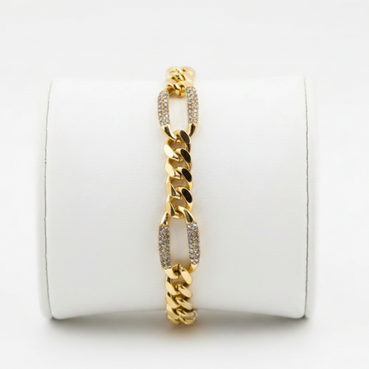 Brazalete dorado de frente sobre expositor blanco