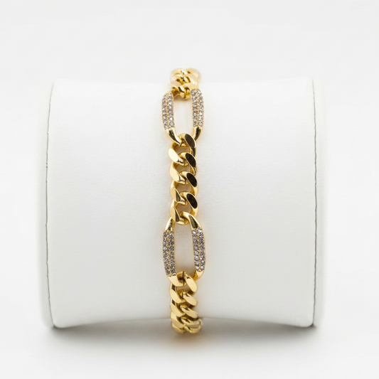 Brazalete dorado de frente sobre expositor blanco