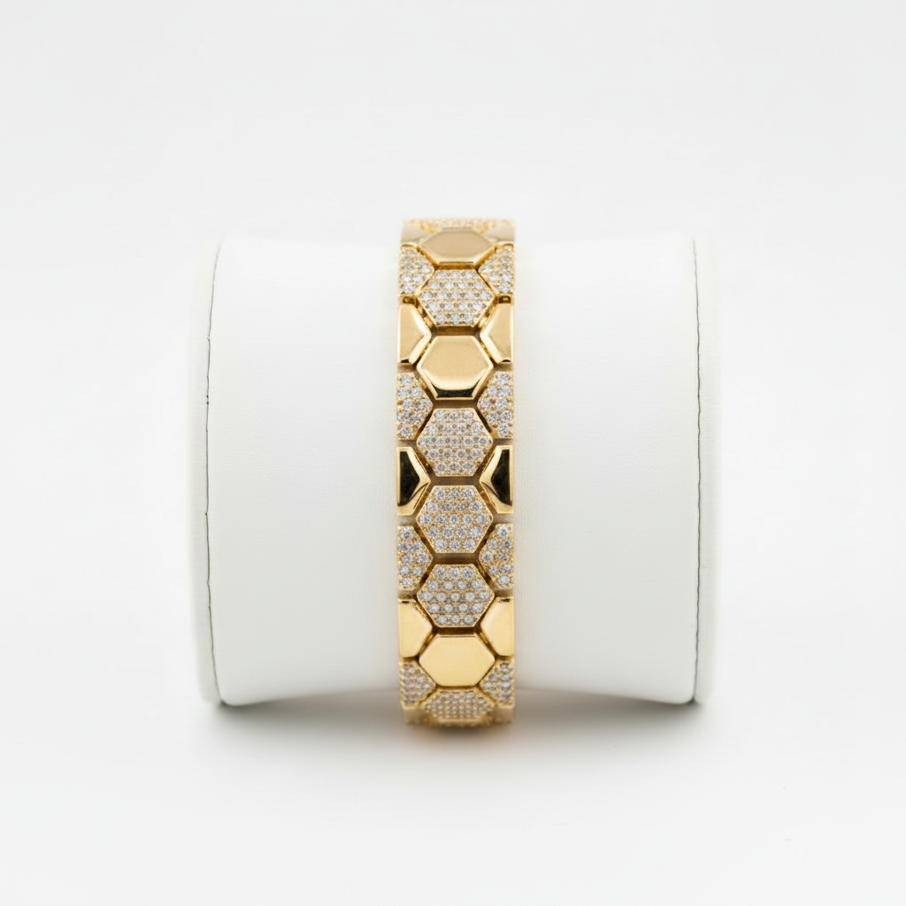 Brazalete dorado en expositor blanco, fondo blanco puro