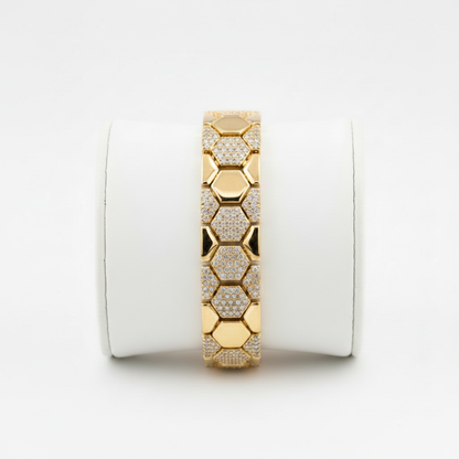 Brazalete dorado en expositor blanco, fondo blanco puro