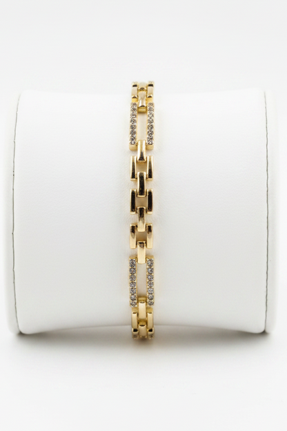 Brazalete dorado en expositor blanco