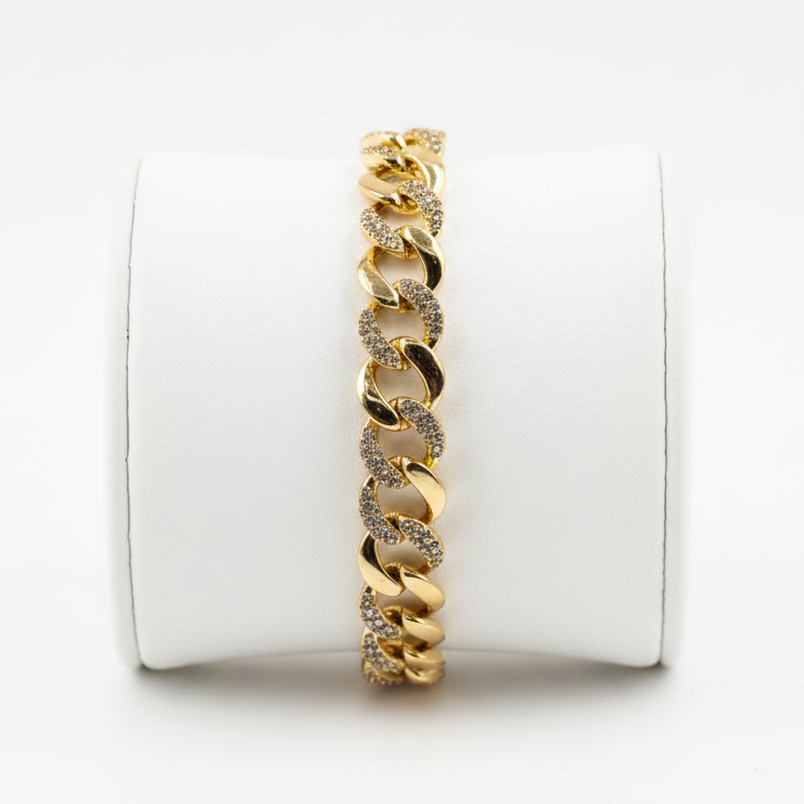 Brazalete dorado en expositor blanco