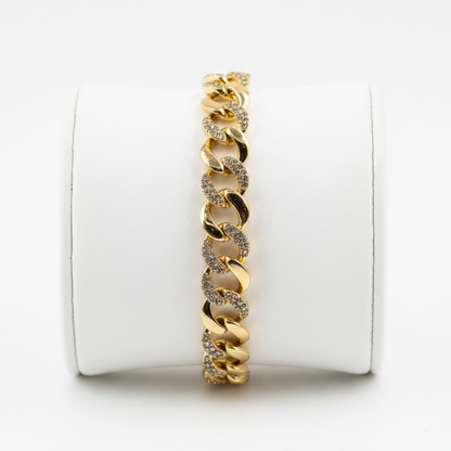 Brazalete dorado en expositor blanco