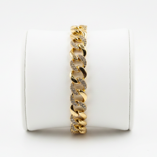 Brazalete dorado en expositor blanco