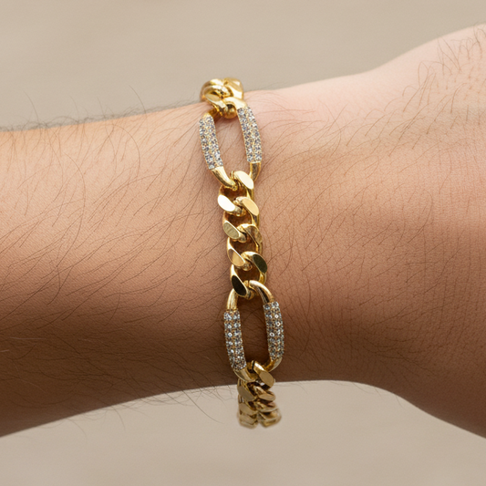 Brazalete dorado en mano de chico