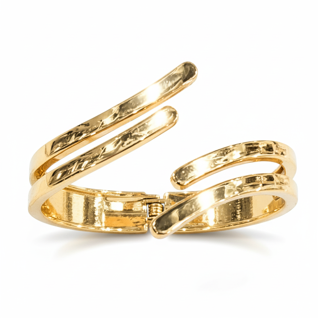 Brazalete dorado sobre fondo blanco