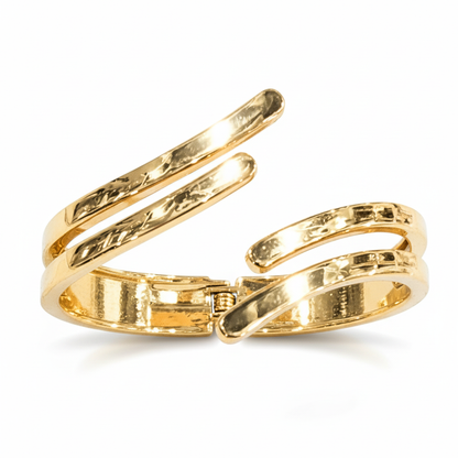 Brazalete dorado sobre fondo blanco