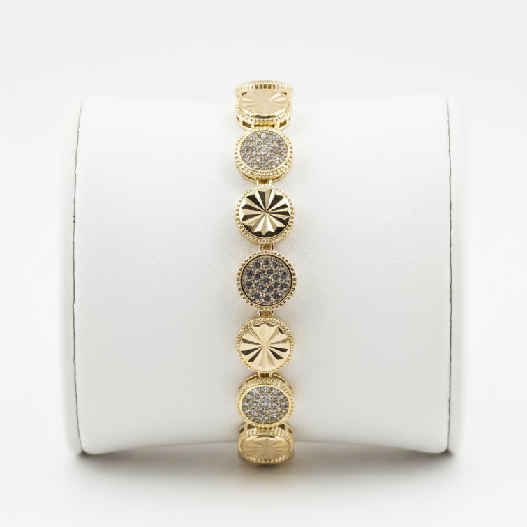 Brazalete en expositor blanco