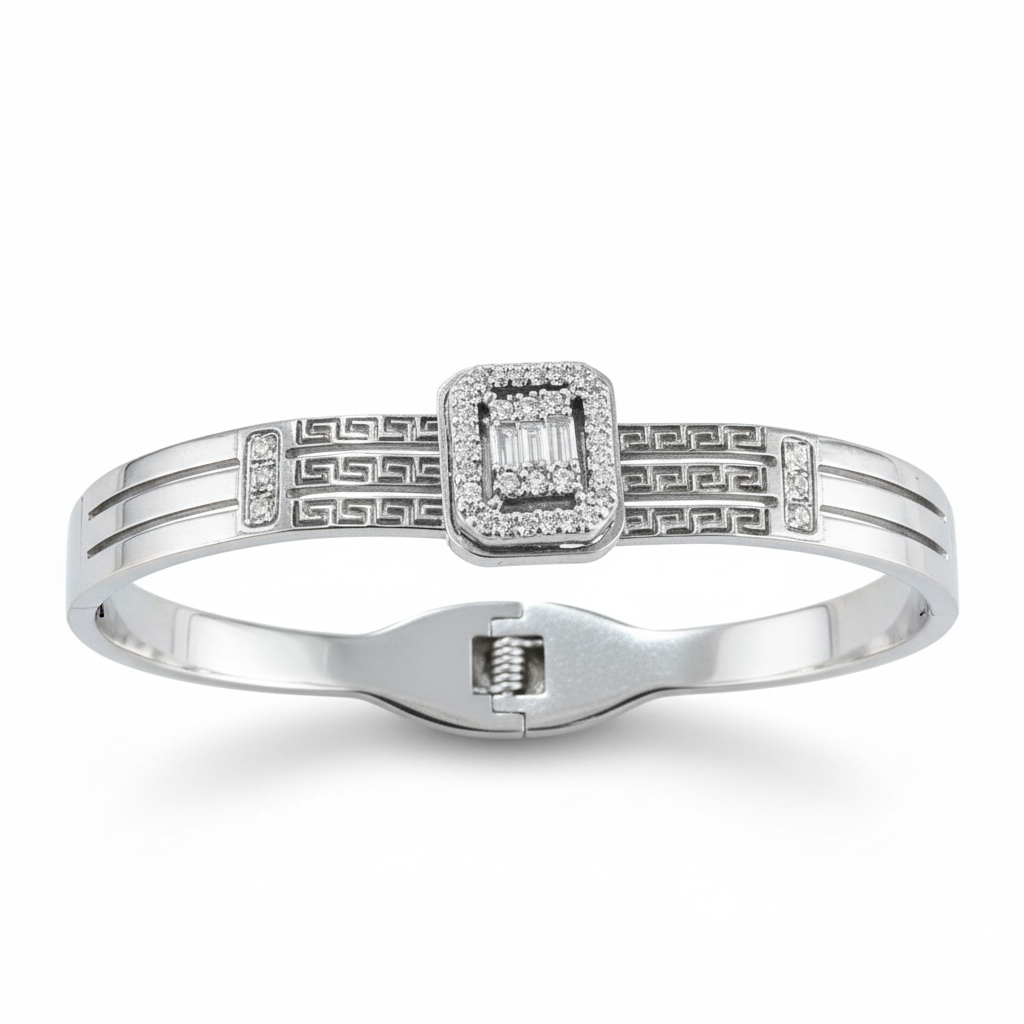 Brazalete plateado fondo blanco puro