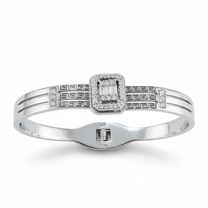 Brazalete plateado fondo blanco puro