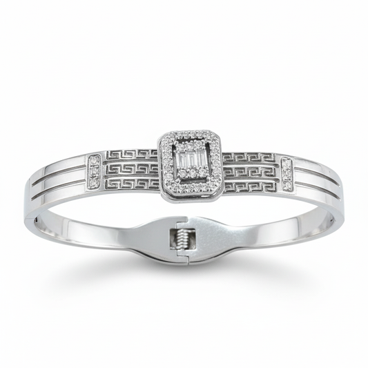 Brazalete plateado fondo blanco puro