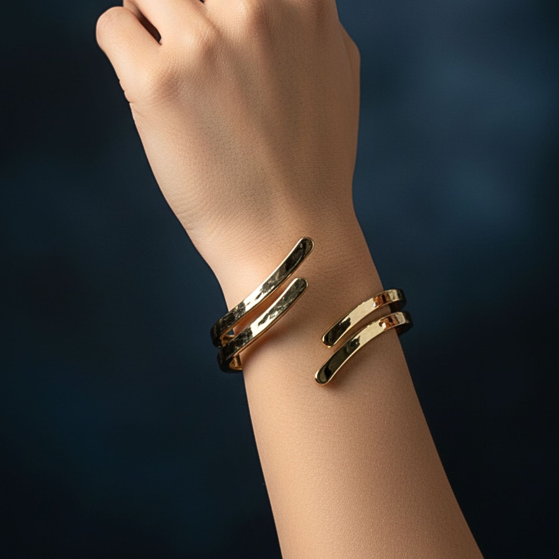 chica luciendo pulsera acero dorado volumen diseño joyeria osnor