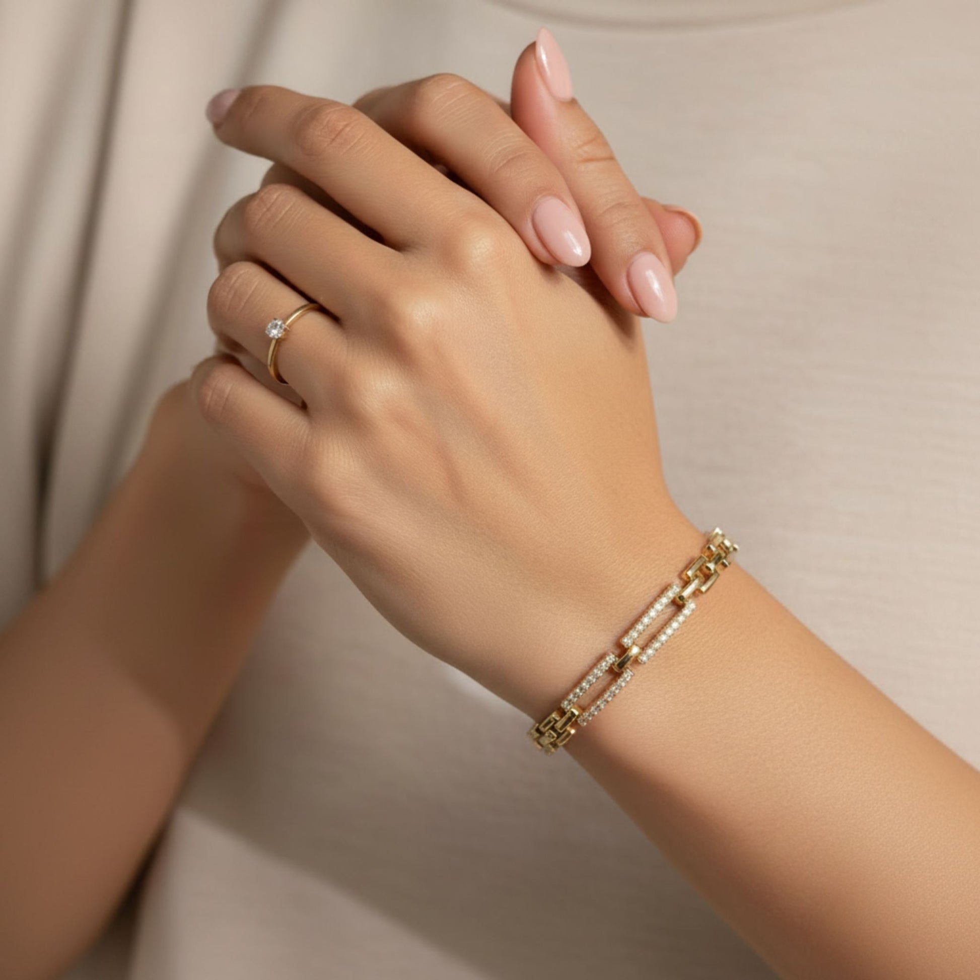 Brazalete pulsera dorado con circonitas en muñeca de chica joyeria osnor