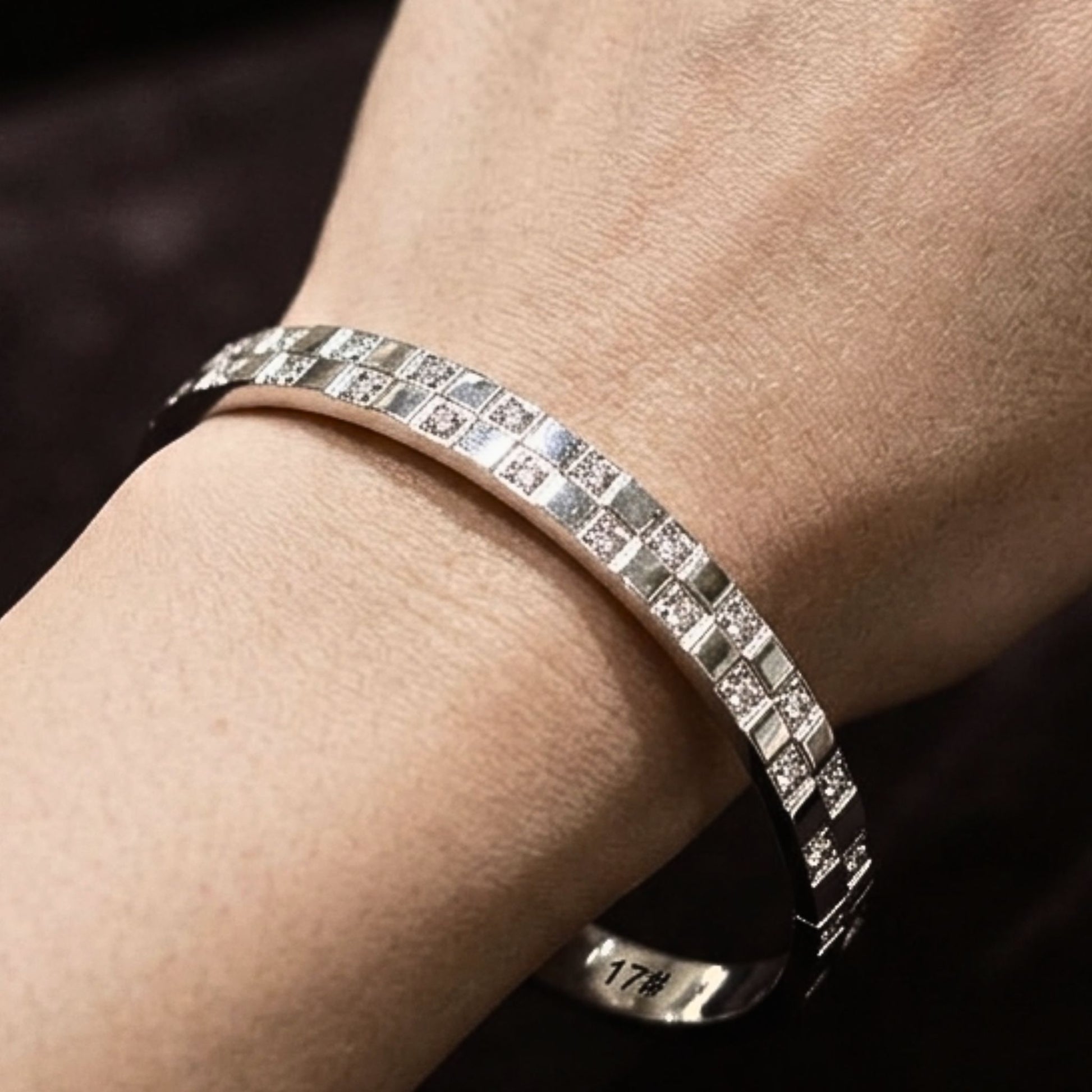 chica luciendo brazalete acero plateado rigido circonitas diseño joyeria osnor