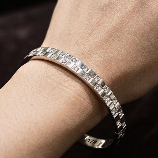 chica luciendo brazalete acero plateado rigido circonitas diseño joyeria osnor