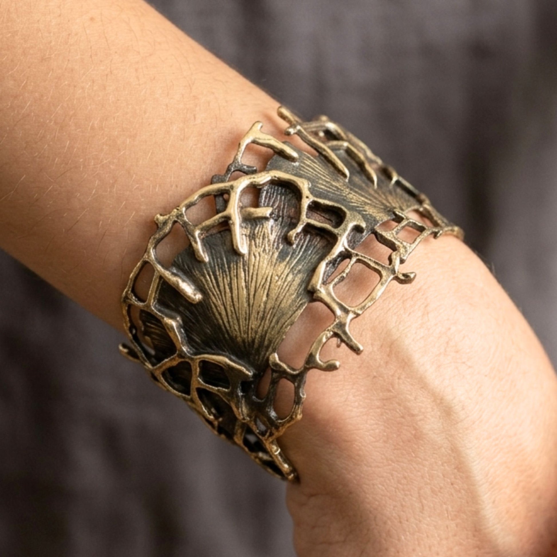 chica luciendo brazalete de bronce exclusivo diseño joyeria osnor  zamak