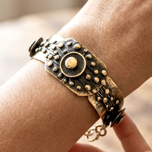 chica luciendo brazalete de bronce mujer diseño exclusivo joyeria osnor zamak