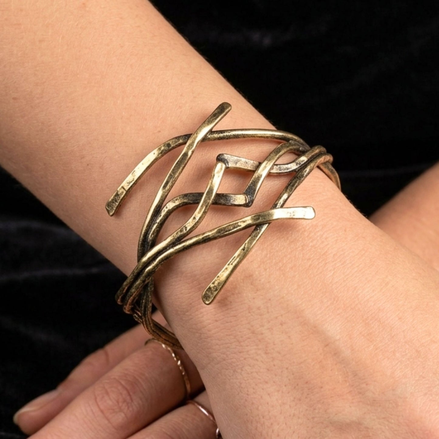 mano de una chica luciendo brazalete pulsera de bronce diseño exclusivo escultura joyeria osnor zamak