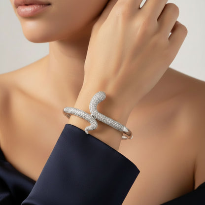 Mujer Luciendo Brazalete Rígido Serpiente Plata 925 con Circonitas Blancas Pavé – Acabado en Rodio. Joyeria Osnor