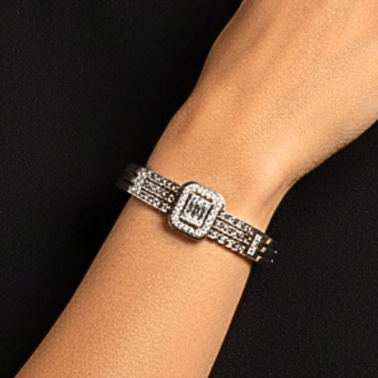 chica luciendo brazalete mujer plateado circonitas joyeria osnor